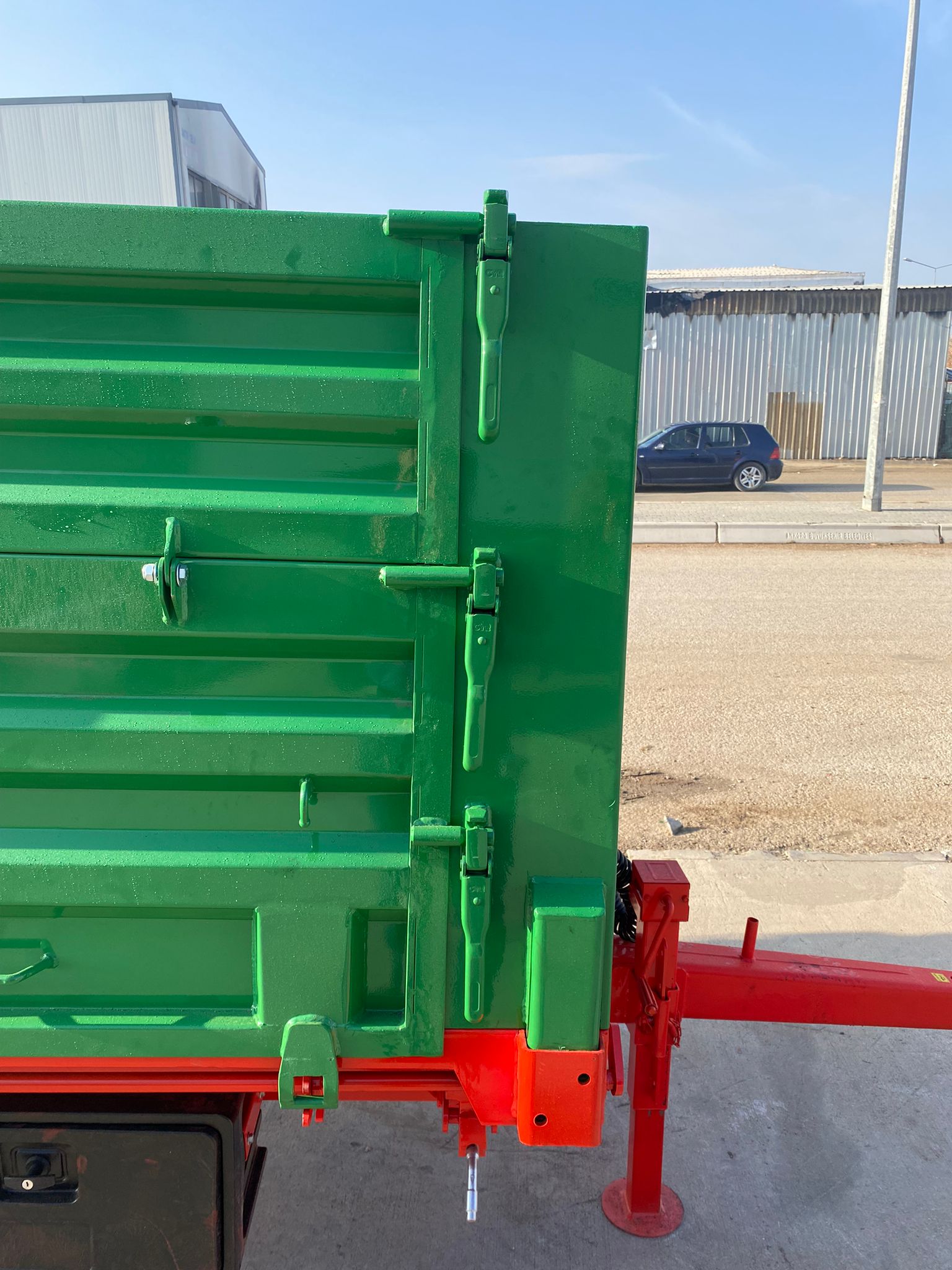5 TON  ÜC YANA DEVİRME DAMPERLİ RÖMORK